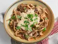 Herzhafte Pasta mit Pilzen, cremiger Sauce und frischer Petersilie. Ein köstliches italienisches Gericht, das Lust auf mehr macht.