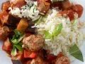 Herzhafte Salsiccia-Zubereitung in der Pfanne mit Auberginen, Paprika und Reis, garniert mit frischem Basilikum.