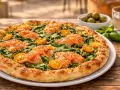 Eine köstliche Pizza mit Lachs und Spinat, garniert mit Kirschtomaten und Sesam. Perfekt für einen leichten Genuss.
