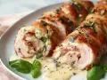 Saftige Involtini im Backofen, gefüllt mit Schinken und Käse, übergossen mit cremiger Sauce und garniert mit frischem Basilikum. Ein köstliches involtini rezept im backofen.