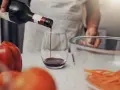 Rotwein wird in ein Glas gegossen, bereit für die Zubereitung eines köstlichen Gerichts. Die Frage, welchen Wein zum Kochen, ist nun beantwortet.