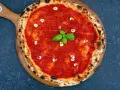 Eine klassische Pizza Marinara mit Tomatensauce, Knoblauch und frischem Basilikum auf einem Holzbrett.
