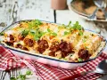 Herzhafte cannelloni mit rohem hackfleisch, überbacken mit Käse und garniert mit frischen Kräutern. Ein Genuss für die ganze Familie.