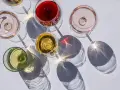 Fünf Gläser Wein in verschiedenen Farben, darunter Rot, Rosé und Weiß. Die Frage: ist alkoholfreier Wein wirklich alkoholfrei?
