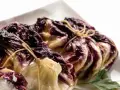 Zwei gebundene Radicchio-Köpfe, bereit für ein köstliches italienisches Radicchio-Rezept.