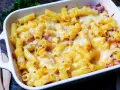 Herzhaftes Nudel Schinken Gratin mit geschmolzenem Käse, bereit zum Genießen.