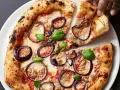 Italienisches Thunfisch Pizza Rezept: knuspriger Teig, Tomaten, Mozzarella, Thunfisch, rote Zwiebeln und Basilikum.