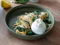 Pasta mit Spinat und einer cremigen Burrata, garniert mit frisch gemahlenem Pfeffer. Ein Genuss für jeden Tag.