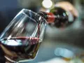 Rotwein fließt ins Glas. Ein Schluck für die Gesundheit und den Genuss.