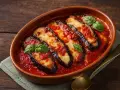 Ein köstlicher Auberginenauflauf mit geschmolzenem Mozzarella und Tomatensauce, garniert mit frischem Basilikum.