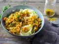 Spaghetti mit einer würzigen Linsensauce, inspiriert von einem gelbe Linsen Rezept italienisch. Garniert mit Schnittlauch.