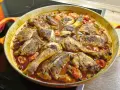 Herzhaftes Huhn in Tomatensoße, ein Klassiker der italienischen Küche. Perfekt für ein Familienessen.