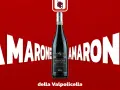 Eine Flasche Amarone della Valpolicella steht im Fokus, umgeben von riesigen weißen Buchstaben, die "Amarone" buchstabieren.