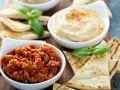 Leckeres Tomatendip Rezept mit Hummus und Fladenbrot. Perfekt zum Dippen und Genießen.