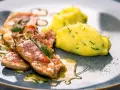 Saltimbocca Rezepte Italienisch: Zarte Kalbsschnitzel mit Salbei und Schinken, serviert mit cremigem Kartoffelpüree.