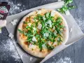 Pizza bianca mit Rucola und Parmigiano Reggiano. Ein einfaches, aber köstliches pizza bianca rezept.