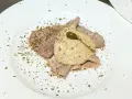 Dünne Scheiben Braten mit einer cremigen thunfischsauce italienisch, garniert mit Kapern und Kräutern.