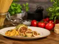 Seppie ripiene auf Pasta mit Kapern, Tomaten und Parmesan.