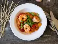 Ein köstliches garnelen italienisch rezept: Spaghetti mit Garnelen, Kirschtomaten und Rucola in einer cremigen Sauce.
