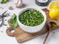 Frische Gremolata, ein klassisches italienisches Rezept, zubereitet mit Petersilie, Knoblauch und Zitronenschale. Perfekt für Osso Buco.