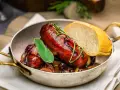 Herzhafte italienische Bratwurst Salsiccia mit Rotkohl und Brot. Ein köstliches Rezept für Salsiccia.