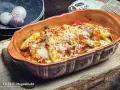 Ein köstlicher italienischer Auflauf mit geschmolzenem Käse und Tomatensauce in einer rustikalen Auflaufform.