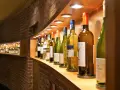 Eine Reihe von Wein- und Sektflaschen, einige davon sind bereits geöffnet. Die Frage, ob Rotwein schlecht werden kann, beschäftigt viele Weinliebhaber.