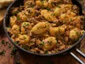 Herzhafte Gnocchi Pfanne mit Hackfleisch und Petersilie, serviert in einer Gusseisenpfanne. Dazu geröstetes Brot.