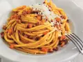 Bucatini all'amatriciana rezept: Nudeln mit würziger Tomatensoße, Guanciale und Pecorino. Ein Klassiker der italienischen Küche.