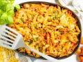 Ein köstlicher, schneller Nudelauflauf mit geschmolzenem Käse und frischen Kräutern, bereit zum Servieren.