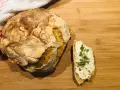 Ein rustikales, frisch gebackenes italienisches Brot Rezept, das genial einfach ist. Daneben ein Stück Brot mit Frischkäse und Kresse.