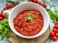 Hausgemachte Pizza Sauce wie in der Pizzeria, mit frischen Tomaten, Knoblauch und Basilikum.