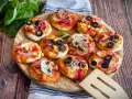 Mini pizzas mit Schinken, Mais und Oliven, ein tolles mini pizza rezept für jeden Anlass.