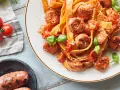 Herzhafte Pasta mit Salsiccia und Tomaten, ein Klassiker der italienischen Küche. Köstliche Salsiccia Rezepte Italienisch.