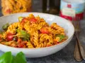 Fusilli-Nudeln mit Kirschtomaten und Basilikum in einer cremigen Sauce, die nach salat mit pesto schmeckt.