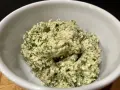 Ein cremiger Käseaufstrich mit Kräutern, wie er für ein Moretum Rezept typisch ist.