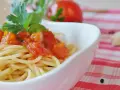 Spaghetti mit einem frischen Sugo di Pomodoro, garniert mit Basilikum und Petersilie. Ein Hauch von Italien auf dem Teller.