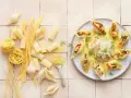 Gefüllte Conchiglioni mit Meeresfrüchten, ein köstliches italienisches Rezept. Daneben verschiedene italienische Pasta-Sorten.