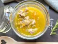 Herzhafte Suppe mit Hackfleisch und Gemüse im Glas, ein köstliches ragu bianco für kalte Tage.