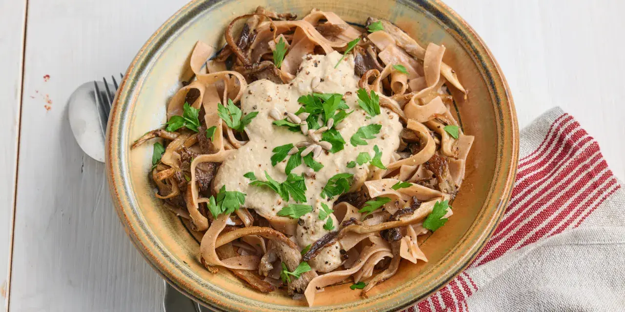 Herzhafte Pasta mit Pilzen, cremiger Sauce und frischer Petersilie. Ein köstliches italienisches Gericht, das Lust auf mehr macht.