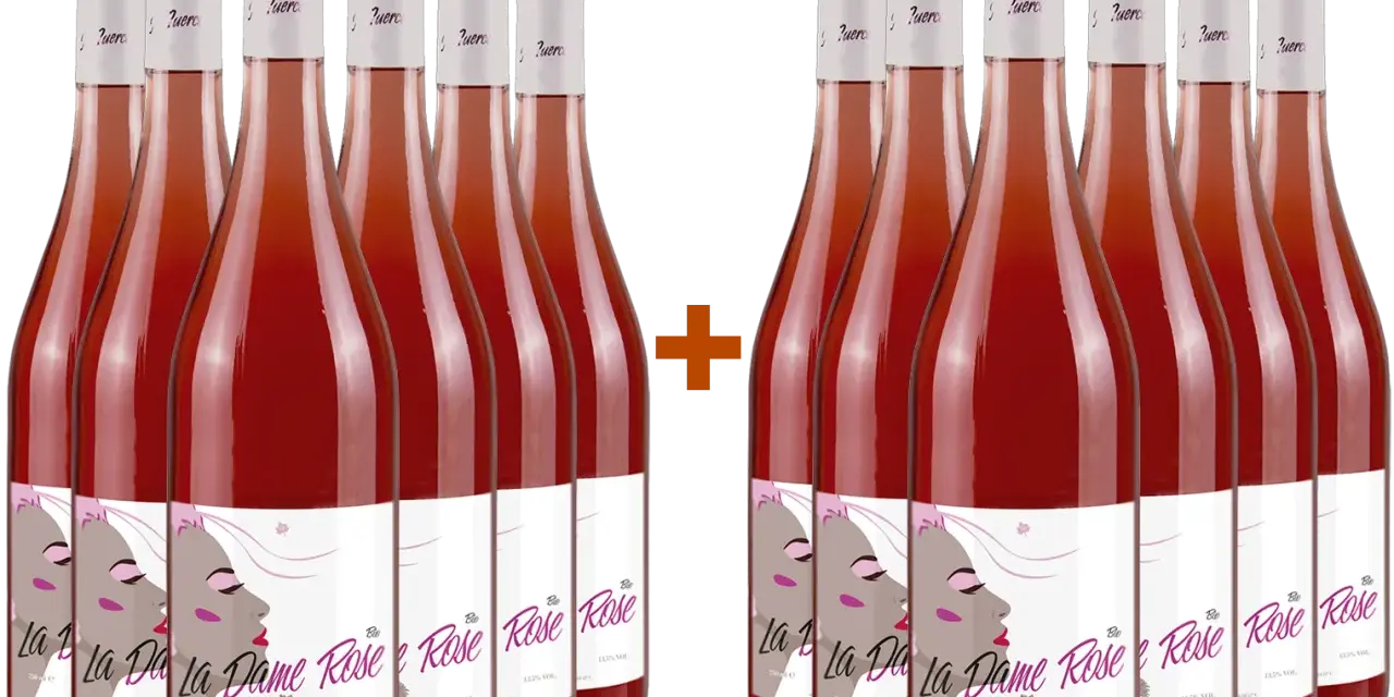 Zwölf Flaschen lieblicher Roséwein "La Dame Rose" stehen nebeneinander.