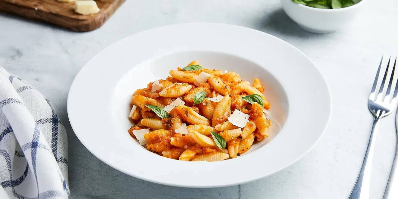 Ein Teller Gnocchetti Sardi mit Tomatensauce, Parmesan und Basilikum. Ein köstliches Gnocchetti Sardi Rezept zum Nachkochen.
