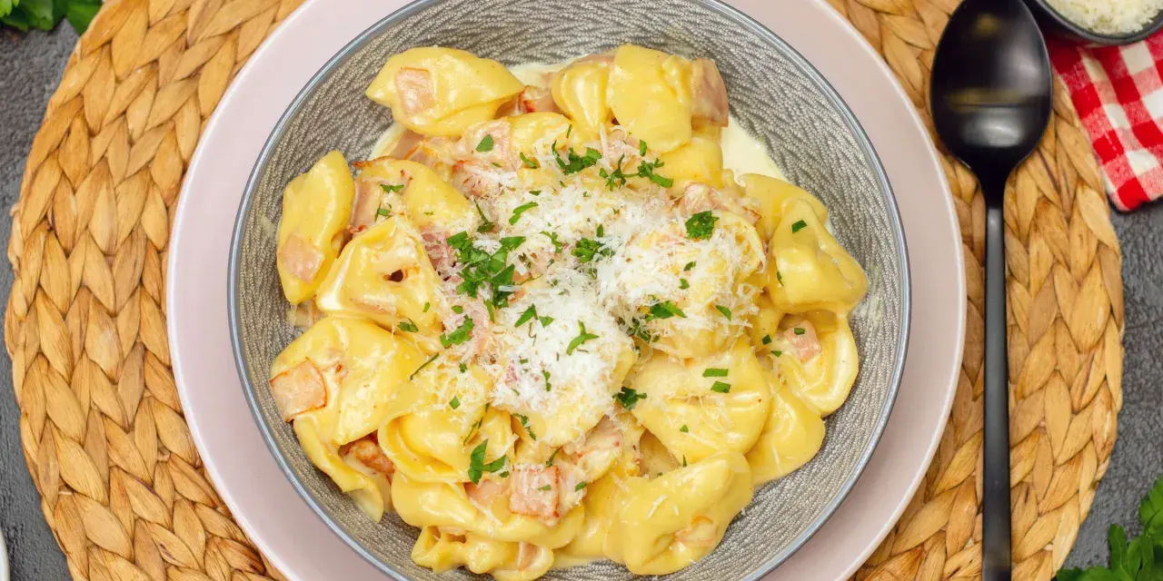 Schmackhafte Tortellini in cremiger Sauce, bestreut mit Parmesan und Petersilie. Perfekt, wenn man sich fragt, welche Sauce zu Tortellini passt.