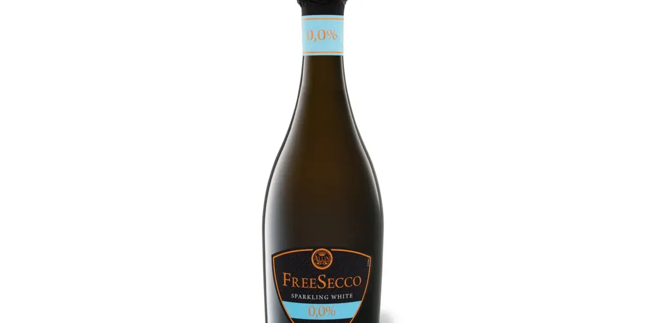 Flasche mit wein mit wenig alkohol (0,0%), "FreeSecco Sparkling White" auf dem Etikett.