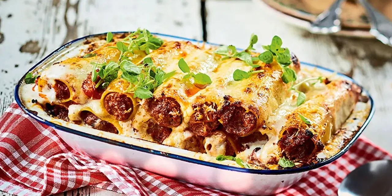 Herzhafte cannelloni mit rohem hackfleisch, überbacken mit Käse und garniert mit frischen Kräutern. Ein Genuss für die ganze Familie.