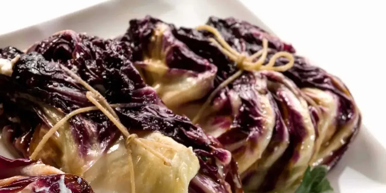 Zwei gebundene Radicchio-Köpfe, bereit für ein köstliches italienisches Radicchio-Rezept.
