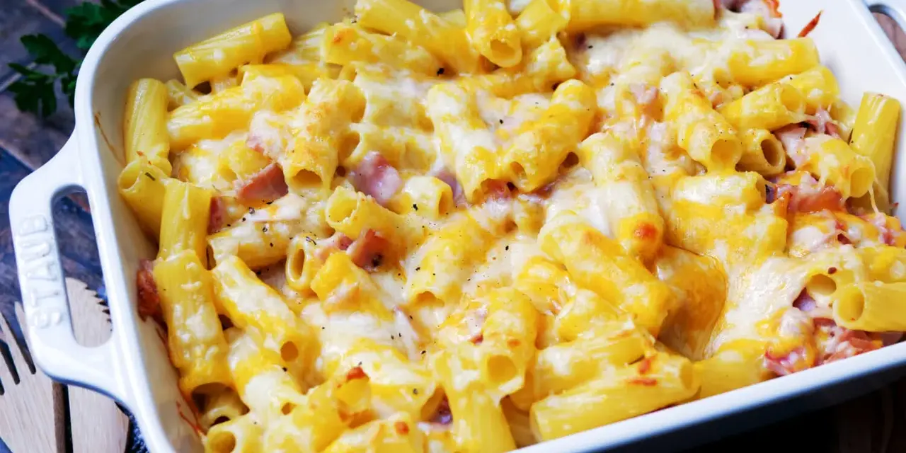 Herzhaftes Nudel Schinken Gratin mit geschmolzenem Käse, bereit zum Genießen.