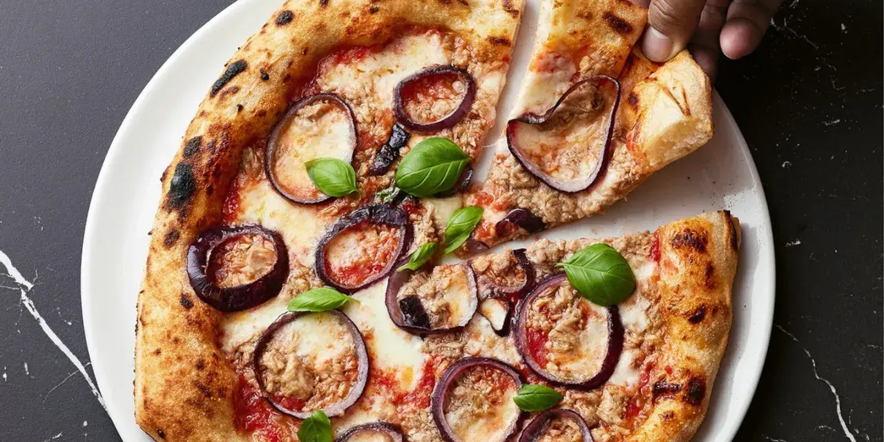 Italienisches Thunfisch Pizza Rezept: knuspriger Teig, Tomaten, Mozzarella, Thunfisch, rote Zwiebeln und Basilikum.