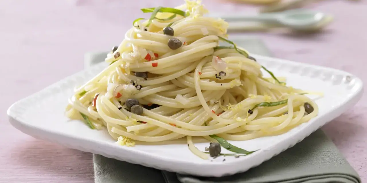 Spaghetti mit Kapern, Zitrone und Chili – eine köstliche Idee für italienische Rezepte.