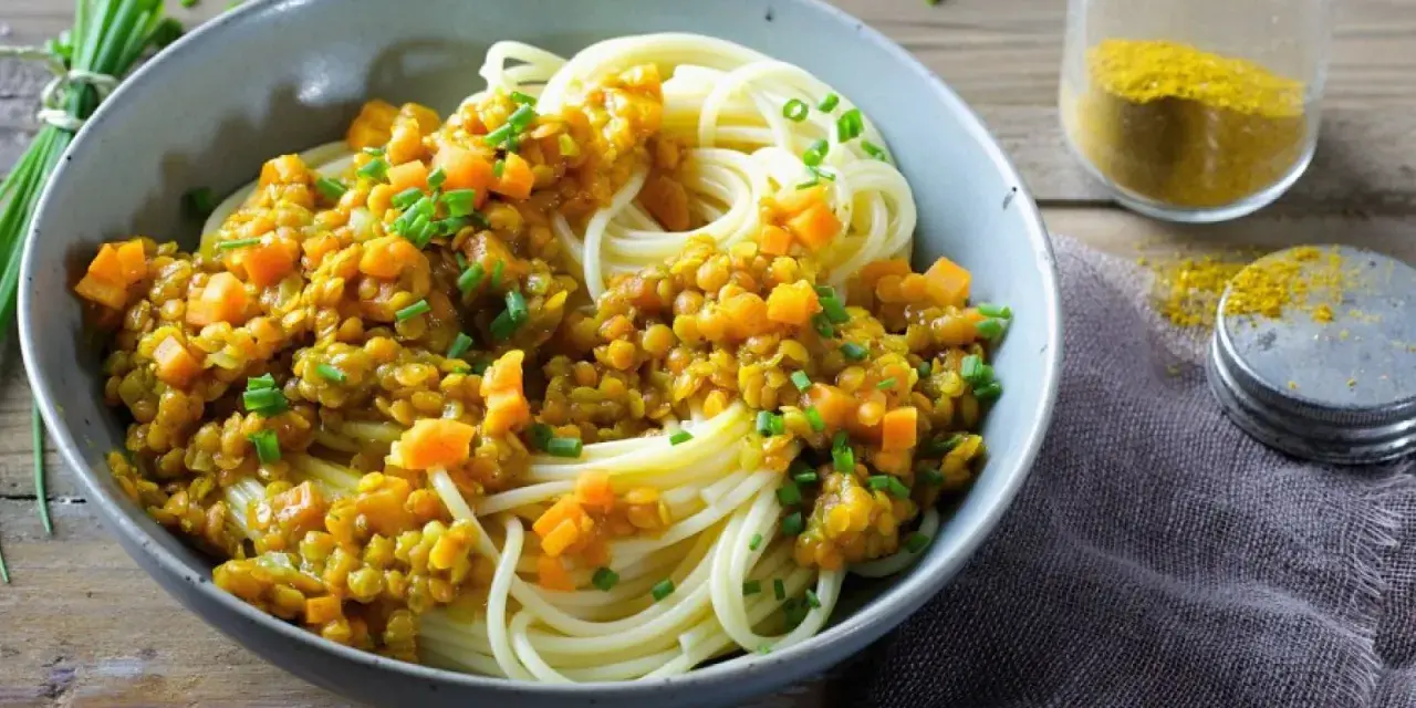 Spaghetti mit einer würzigen Linsensauce, inspiriert von einem gelbe Linsen Rezept italienisch. Garniert mit Schnittlauch.